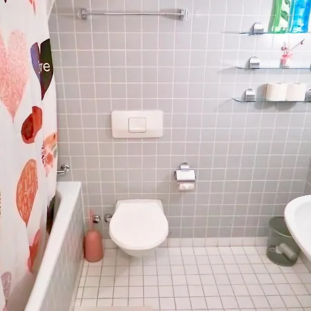 Tripple With Bathroom. 게스트하우스 3*